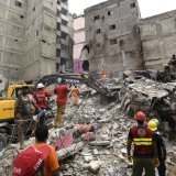 Les secours s'activent à la recherche de survivants après l'effondrement d'un immeuble à Karachi, vendredi. KEYSTONE/EPA/SHAHZAIB AKBER